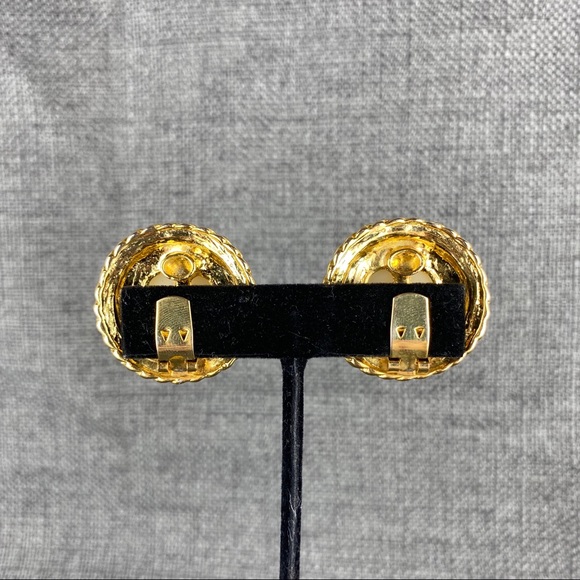 Vintage Gold Circle w/ Pearl Center Clip Ons - Picture 3 of 6